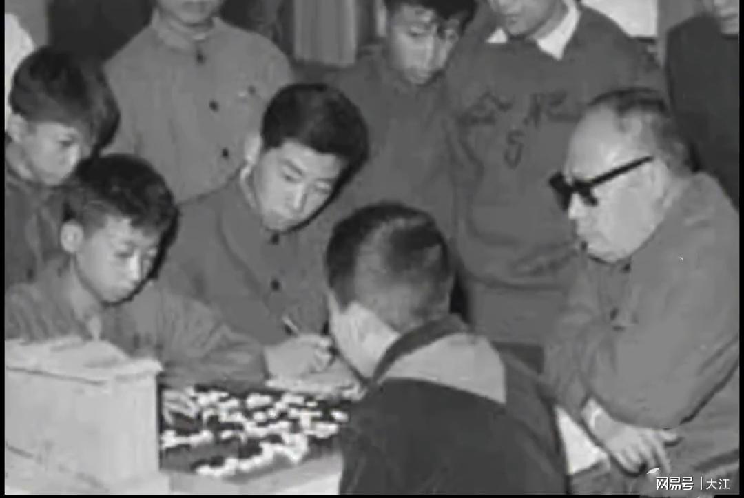 乐玩体育-陈毅元帅正在全神贯注地与聂卫平下棋，在天赋面前，第一局就输了
